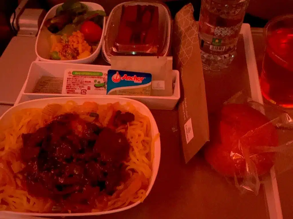 機内食の牛肉のパスタ